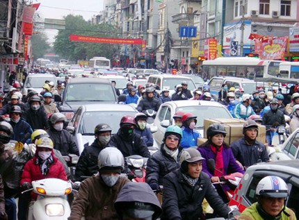 Hanoi Transport Association wants to defer road maintenance fee until next year